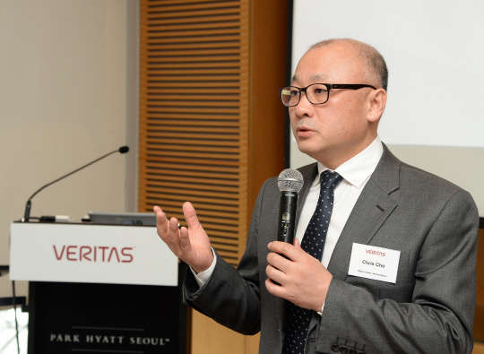 베리타스코리아가 22일 서울 삼성동 파크하얏트호텔에서 기자간담회를 갖고 올해 '정보의 효율적인 관리'에 집중한다고 밝혔다. 이 회사는 이를 위해 정보 운영 솔루션인 '엔터프라이즈 볼트 12(Enterprise Vault 12)'와 '데이터 인사이트 5.1(Data Insight 5.1)'을 출시했다. 사진은 조원영 베리타스코리아 대표가 발표하는 모습.  베리타스코리아 제공